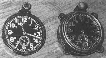 Два типа ранней модели приборных часов морской авиации (с латунным корпусом), выпускавшихся фирмой Seikosha. В наши дни такие часы встречаются очень редко, уцелело всего несколько экземпляров. (Кадзуо Сиба)