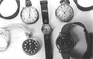 Пять вариантов часов производства фирмы Seikosha. Вверху слева: секундомер (футляр с флотской маркировкой на фото не показан).</p>
<p> Внизу слева: карманные часы (черный циферблат, характерный для армейской авиации). В центре: стандартные флотские наручные часы (на циферблате изображение якоря ВМС). Вверху справа: карманные часы (футляр с маркировкой ВМС на фото не показан). Внизу справа: стандартные часы армейской и морской авиации. Обратите внимание на различие в размерах по сравнению со стандартными часами ВМС.» height=»191″ />Наручные часы обычно снабжались: ремешком из коровьей или свиной кожи, достаточно длинным, чтобы его можно было застегнуть на запястье поверх манжета летного костюма (который мог иметь весьма мешковатый покрой).</p>
<p> Часы, как правило, не имели флотской (якорь) или армейской (звезда) маркировки — и в наземной, и в морской авиации использовались ничем не различающиеся образцы. Наручные часы могли выдаваться летному персоналу, в таких случаях на задней крышке проставлялся инвентарный номер. Но в ряде случаев летчики сами покупали часы, и тогда никаких номеров на них не было.</p>
<p> Хотя качество часов было для своего времени очень хорошим, они не были ни противоударными, ни водонепроницаемыми. Соответственно, они останавливались при ударе или попадании влаги. Часы снабжались большой заводной головкой, что позволяло взводить их даже в перчатках. Карманные часы Основными характеристиками карманных часов были следующие: изготовитель — как правило, Seikosha Company Ltd; • корпус металлический, никелированный или полированный; выпуклое часовое стекло; арабские цифры; некоторые подсвечивались краской с добавлением белого радия1; • точки с подсветкой у каждой цифры; •  диаметр — примерно 6, 5 см; • вес — 80-100 граммов.</p>
<p> Карманные часы имели более симметричную форму по сравнению с наручными. Циферблат мог быть белым или черным, с более крупными цифрами. У некоторых часов с черным циферблатом цифры подсвечивались краской с добавлением белого радия для лучшей видимости в темноте.</p>
<p> Цифры на белых циферблатах не подсвечивались. Японские летные приборы, включая часы, подсвечивались радием. В период сбора материалов для этой книги, с января 1993 г., с применением счетчика Гейгера было обследовано несколько экземпляров часов, выпущенных до Ш) г. Радиоактивность материалов этих часов составила от 5 до 8 миллирентген (мР). Радиоактивность выпущенных после 1940 г. часов была меньшей — от 2 до 5 мР. При обращении с любыми приборами, выпущенными в период Второй мировой войны, следует соблюдать определенную осторожность, чтобы радиоактивное вещество не попало в дыхательные пути или пищеварительный тракт.</p>
<p> Разбирать и чинить авиационные приборы военного времени позволяется только квалифицированному персоналу. — Прим. авт. Рядом с цифрами располагались светящиеся в темноте точки, но их света было недостаточно для освещения самих цифр. Часы различались по расположению секундных стрелок, механизму регулировки скорости хода, наличию или отсутствию встроенного секундомера. Владельцы часов обычно использовали в роли часовой цепочки шелковую парашютную стропу, что позволяло носить часы на шее. Но применялись и обычные часовые цепочки и ремешки.</p>
<p> Карманные часы централизованно не выдавались. Они считались определенного рода роскошью и, как правило, приобретались за свой счет. Многие летчики морской авиации получали такие часы в подарок от друзей и членов своих семей после выпуска из летной школы. Секундомеры Секундомер — прибор для измерения сравнительно коротких отрезков времени, снабженный устройством для остановки и включения движения стрелок. Хотя некоторые карманные часы снабжались встроенными секундомерами, членам экипажей, особенно тем, которым по роду своей деятельности приходилось проводить расчеты по прокладке курса, координации атак и прицеливанию при бомбо- и торпедометании, нужны были отдельные приборы.</p>
<p> Использовались разные типы секундомеров, на их задней крышке чаще всего можно обнаружить инвентарный номер и условный знак армии или флота. Секундомеры без инвентарного номера, скорее всего, были приобретены за свой счет. Большинство секундомеров имело корпус из полированного металла и циферблат белого цвета. Цифры проставлялись достаточно крупные, необходимости в их подсветке не было.</p>
<p> По размеру и весу они примерно соответствовали карманным часам. Заводные головки крупные, носили секундомеры на шее на шелковой парашютной стропе. Приборные часы Приборные самолетные часы отличались следующими особенностями: изготовитель — в основном Seikosha Company Ltd; до 1940 года: массивный сборный медный корпус и наружные элементы; в 1941-45 годах: легкий алюминиевый корпус и наружные элементы; вращающееся кольцо с красной, белой и зеленой стрелками для отметки времени; крупные арабские цифры с подсветкой радием; четыре крепежных отверстия для фиксации к приборной доске; крупная медная заводная головка (до 1940 г. ); крупная алюминиевая или бакелитовая заводная головка (1941 — 1945 гг.); размер: примерно 65x,1 см; вес: 125 граммов (до 1940 г. ); вес: 80 граммов (после 1940 г. ). : для сайта Япония Использовался материалы из книги: Униформа и снаряжение японской морской авиации.</p>
<p> 1937-1945 гг. Фотографии: Б. Юнгхазбенд 17.02.2007 Комментарии Добавить комментарий</p>

						
		</div><!-- .entry-content -->

		<footer class=