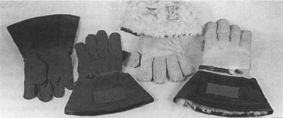 Слева направо:ладонная и тыльная стороны летних летных перчаток морской авиации: зимняя перчатка с отогнутой крагой, чтобы показать меховую подкладку с нашивками склада ВМС и фирмы-производителя (Kawai Mfg Со); тыльная сторона зимней перчатки.